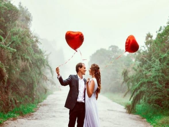 Valentine’s Day 2023: Why is ‘Red’ Considered the Colour of Love? Know The Significant Reasons | LatestLY