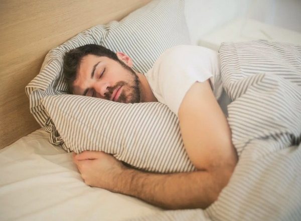 Science News | Study Finds Humans Experience Longer REM Sleep in Winter Than Summer