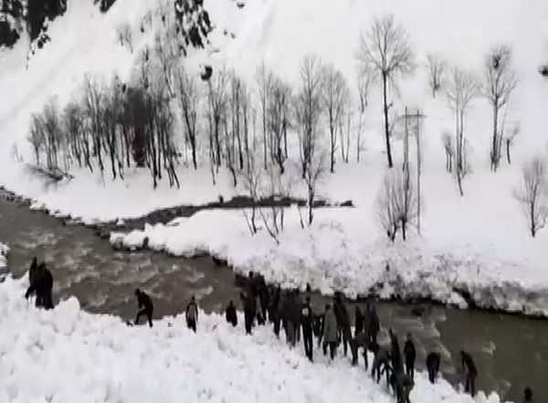 Indian Army, Jammu and Kashmir Police Rescue Man Buried Under Avalanche in Kupwara