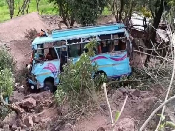 India News | 2 Killed, 19 Injured as Bus Carrying Pilgrims Falls into Gorge in J-K - Vimarsana News