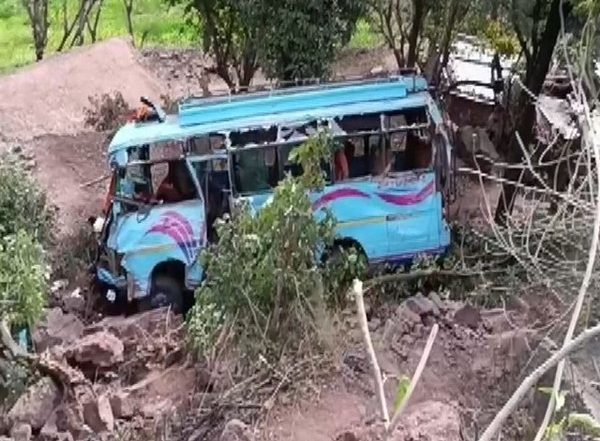 India News | 2 Killed, 19 Injured as Bus Carrying Pilgrims Falls into Gorge in J-K