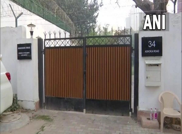 India News | Delhi Police Patrolling Vehicle Stationed Outside Owaisi's Residence After Stone-pelting Incident