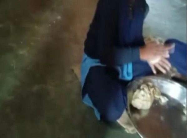 India News | MP: Video of Girl Students Making Chapatis in Hostel Goes Viral