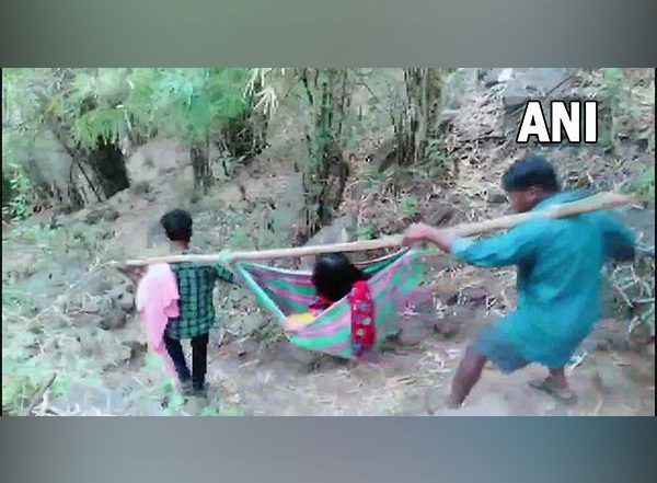 India News | Andhra Pradesh: Woman Gives Birth at Home, Taken to Hospital on Makeshift Palanquin in Hilly Area