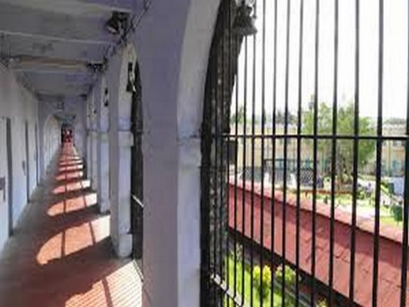 Uttar Pradesh: Ban Imposed on Wearing of Smartbands and Watches Inside Aligarh Jail - Vimarsana News