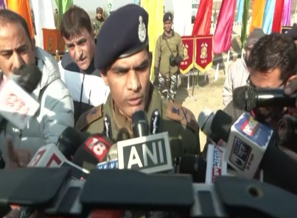India News | ADGP  Kashmir Visits Pulwama, Reviews Law and Order Situation in the Region