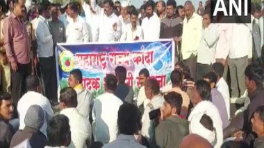 India News | Nashik: Farmers Stop Onion Auction at Lasalgaon APMC, Demand Guarantee Rate