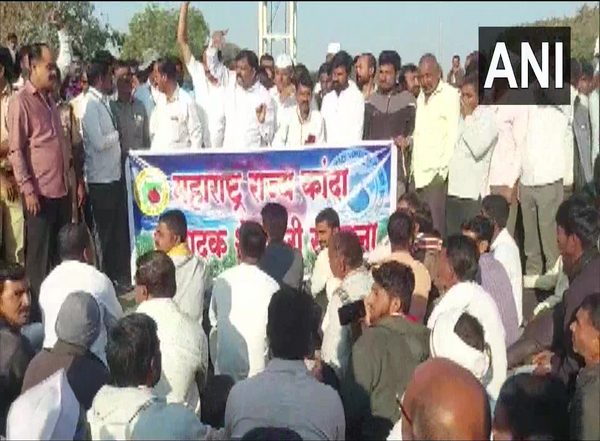 India News | Nashik: Farmers Stop Onion Auction at Lasalgaon APMC, Demand Guarantee Rate