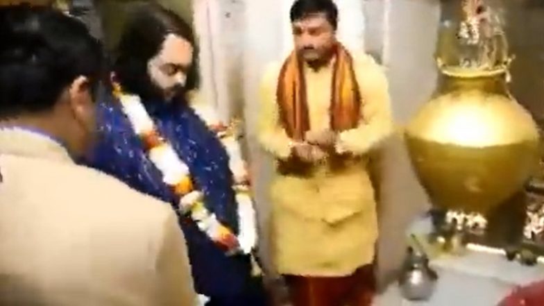 Anant Ambani Offers Prayers at Kashi Vishwanath Temple in Varanasi (Watch Video)