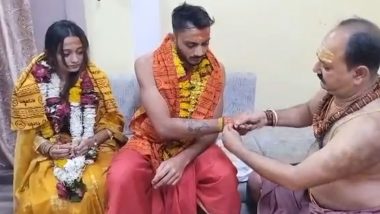 Axar Patel, Wife Meha Visit Mahakaleshwar Temple in Ujjain Ahead of IND vs AUS 3rd Test 2023 (Watch Video)