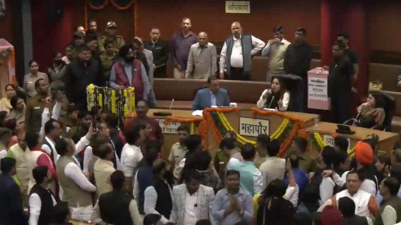 Delhi: MCD House Adjourned Once Again for an Hour Amid Sloganeering Between BJP and AAP Councillors (Watch Video)