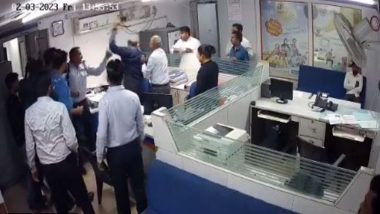 Gujarat: Bank of India Employee Thrashed by Two Customers in Nadiad, Both Arrested (Watch Video)