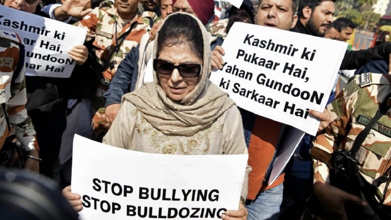 Delhi Police Detains PDP Chief Mehbooba Mufti During Protest Over Jammu and Kashmir Anti-Encroachment Drive (Watch Video)