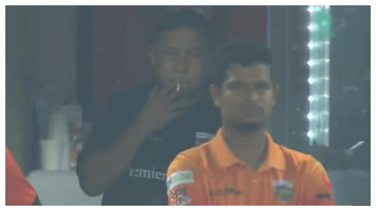 Khaled Mahmud Caught Smoking During BPL 2023 Live Match, Khulna Tigers Head Coach Seen Puffing Cigarette (Watch Video) 🏏 LatestLY