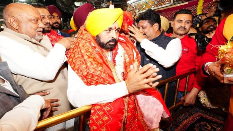 Maha Shivratri 2023: Punjab CM Bhagwant Mann Offers Prayers at Devi Talab Mandir, Maha Lakshmi Mandir in Jalandhar | LatestLY