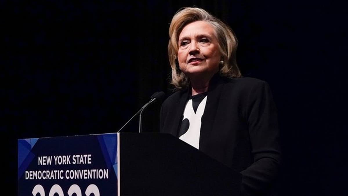Hillary Clinton Arrives in Varanasi, Says She is Excited While Visiting the Holy City (Watch Video)