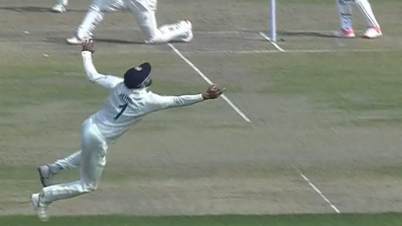 KL Rahul Catch Video: Watch Indian Fielder Take Absolute Stunner to Dismiss Usman Khawaja During IND vs AUS 2nd Test 2023 Day 1