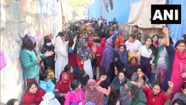 Mehrauli Demolition: Women Protesters Throw Chilli Powder at Delhi Police During DDA's Anti-Encroachment Drive; Detained (Watch Video)