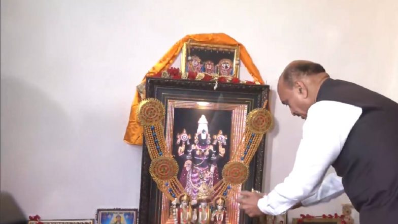 Budget 2023: MoS Finance Dr Bhagwat Kishanrao Karad Offers Prayers Ahead of Union Budget Presentation (Watch Video)