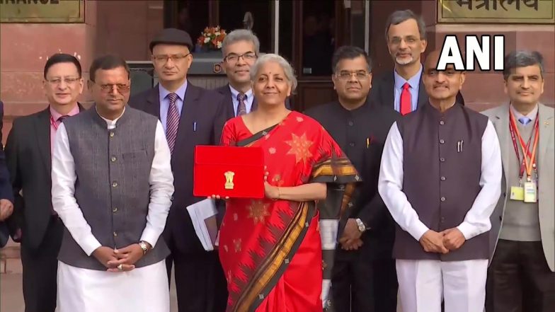 Budget 2023: FM Nirmala Sitharaman Calls on President Droupadi Murmu, Shows Digital Tablet Wrapped in Bahi-Khata Style Pouch Ahead of Union Budget Presentation (See Pics and Video)