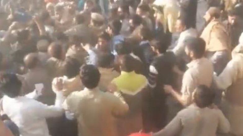 Pakistan Mob Lynching Horror: Man Accused of Desecrating Holy Quran Lynched, Body Burnt by Mob in Punjab's Nankana Sahib; Disturbing Video Goes Viral