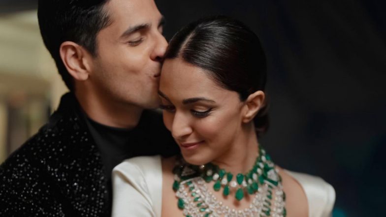 Sidharth Malhotra Kisses Kiara Advani in New Pics From the Duo's Mumbai Wedding Reception!