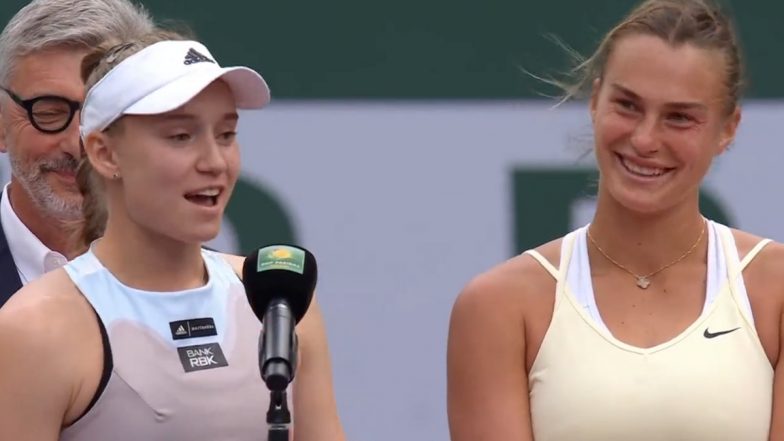 Aryna Sabalenka Playfully Sticks Her Tongue Out During Elena Rybakina's Speech at Indian Wells Trophy Ceremony, Video of Light-Hearted Moment Goes Viral!