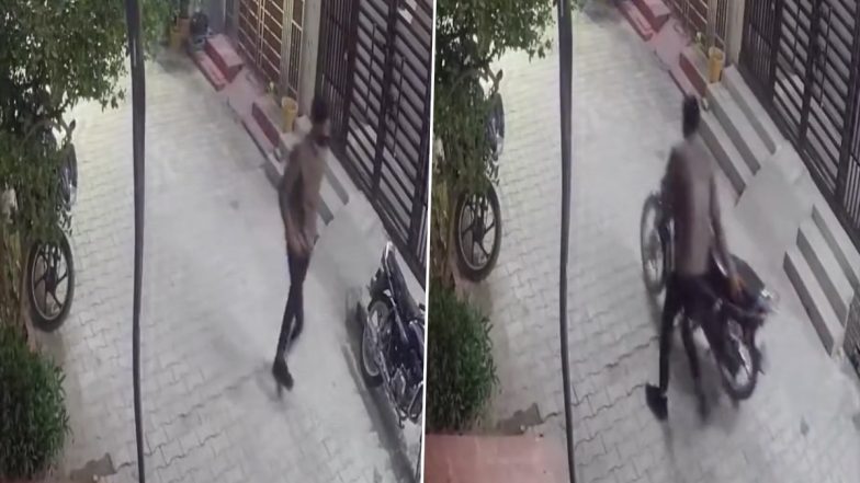 Uttar Pradesh: Man Steals Bike Parked Outside House in Bareilly, Act Caught on CCTV (Watch Video)