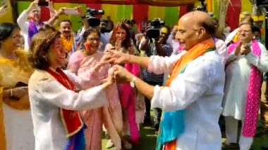 Holi 2023: Rajnath Singh Dances, Plays Holi With US Secretary of Commerce Gina Raimondo at His Delhi Residence (See Pics and Video)