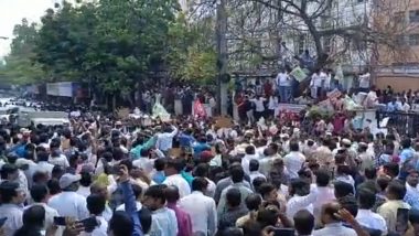 Telangana: Massive Protest by Electricity Employees Causes Traffic Jam in Parts of Hyderabad (Watch Video)