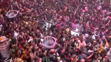 Holi 2023: Devotees Throng at Banke Bihari Temple in Vrindavan To Offer Prayers (Watch Video)