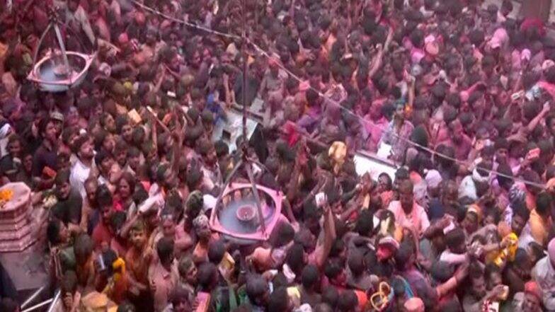 Holi 2023: Devotees Throng at Banke Bihari Temple in Vrindavan To Offer Prayers (Watch Video) | LatestLY