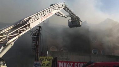 Kanpur Fire: 500 Shops Gutted in Massive Blaze in Commercial Towers at Hamraj Market in Bansmandi Area, Dousing Operations Underway (Watch Video)