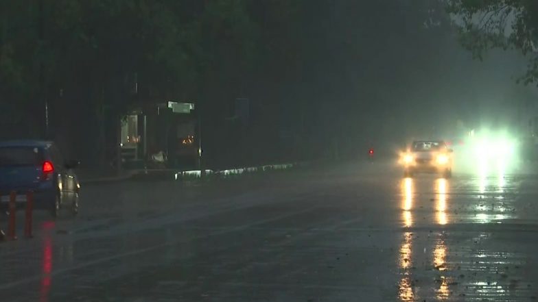 Delhi Rains: National Capital Wakes Up to Light Rain, Slight Drop in Temperature (See Pics and Video)