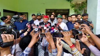 Uttar Pradesh: SP Chief Akhilesh Yadav, Arif Khan Gurjar Not Allowed To Meet Sarus Crane at Kanpur Zoo; Told Bird Is in Quarantine