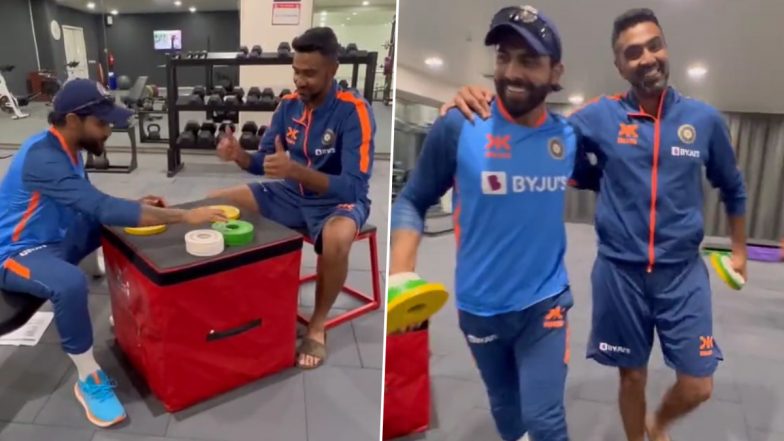 ‘Ek Tera Ek Mera’, Ravindra Jadeja and Ravi Ashwin Recreate Famous Scene from Akshay Kumar Movie After Being Jointly Named As Player of the Series in BGT 2023 (Watch Video)