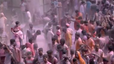 Holi 2023: Devotees Celebrate Festival of Colours at Priyakant Ju Temple in Vrindavan (Watch Video)