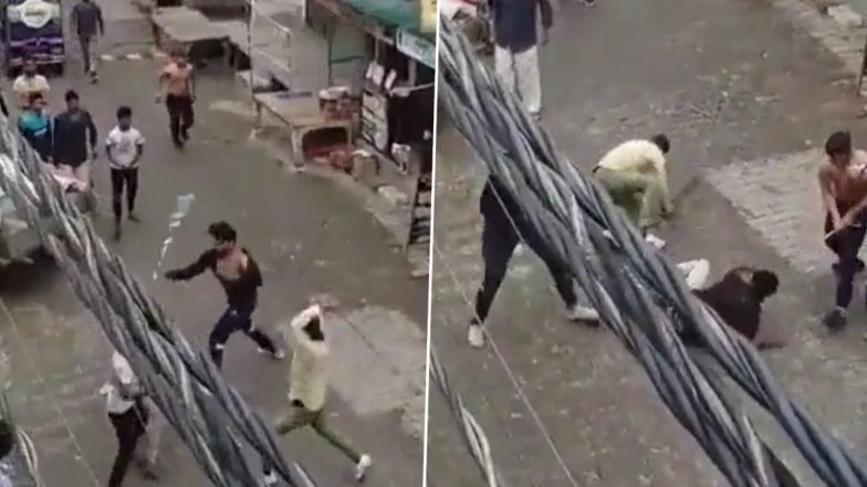 Ghaziabad: Youths Create Ruckus, Thrash Traders With Sticks in Busy Market, Police Launch Probe After Video Goes Viral