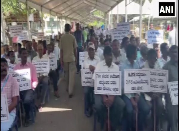 7th Pay Commission: 9 Lakh Karnataka Government Employees Go on Indefinite Strike From Today Demanding Implementation of Seventh CPC
