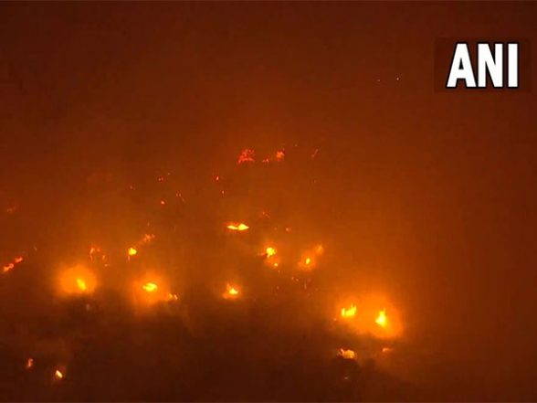 India News | Delhi: Fire Breaks out in Slums Near Sultanpuri Road, No Casualties Reported - Vimarsana News