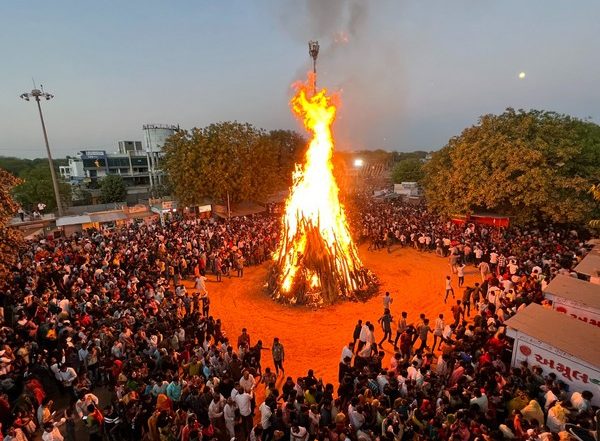 Holi 2023: Richard Holkar From Holkar Royal Family Performs Holika Dahan at Rajwada in Indore