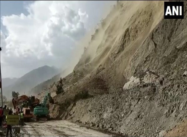 India News | One Dead, 6 Injured After Landslide Hits Jammu-Srinagar National Highway