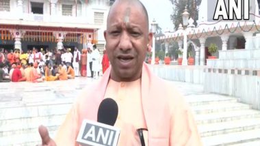 Holi 2023: Uttar Pradesh CM Yogi Adityanath Celebrates Holi at Gorakhnath Temple, Says ‘No Class, Caste or Regional Divide in This Festival’ (Watch Video)