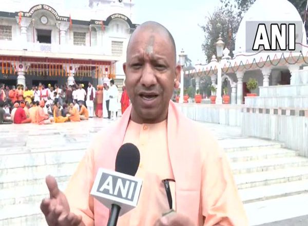 Holi 2023: Uttar Pradesh CM Yogi Adityanath Celebrates Holi at Gorakhnath Temple, Says &lsquo;No Class, Caste or Regional Divide in This Festival&rsquo; (Watch Video)