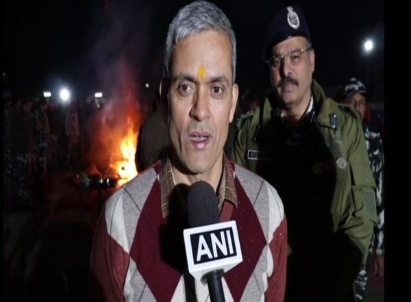 Holi 2023 Celebrations: CRPF Jawans Celebrate Festival in South Kashmir’s Anantnag; Exchange Sweets, Colours (Watch Video)
