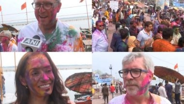 India News | Locals, Foreigners Celebrate Holi at Dashashwamedh Ghat in Varanasi