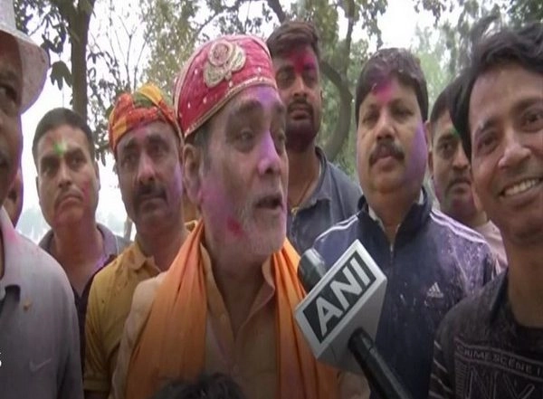 India News | Bihar: BJP MP Ram Kripal Yadav Celebrates Holi with People at Gandhi Maidan