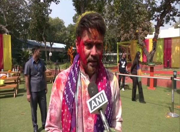 India News | Union Minister Anurag Thakur Celebrates Holi at Rajnath Singh's Residence, Extends Wishes