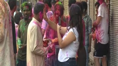 Holi 2023: Foreign Nationals Join Locals in Paharganj for Holi Celebrations (Watch Video)