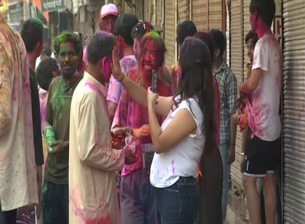 Holi 2023: Foreign Nationals Play Holi With Locals in Delhi's Paharganj (Watch Video)